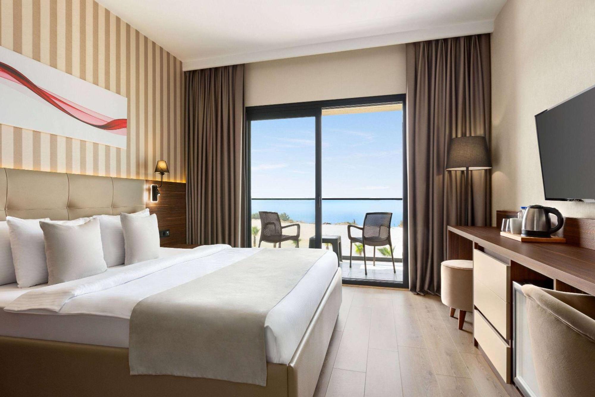 Standard Queen Room with Garden and Sea View - Non-Smoking